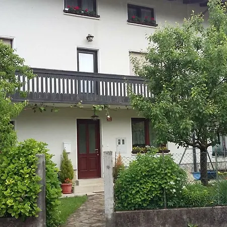 Apartma Lovriz شقة كوباريد