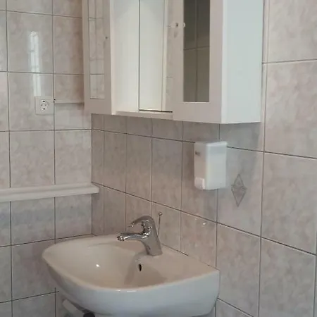 Apartma Lovriz شقة *
