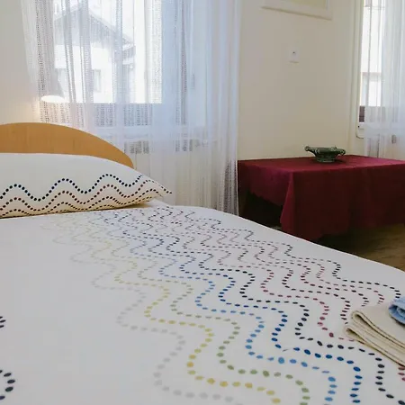 Apartma Lovriz شقة كوباريد